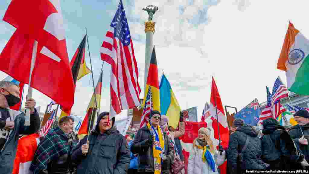 На майдані Незалежності учасники маршу заспівали гімн України