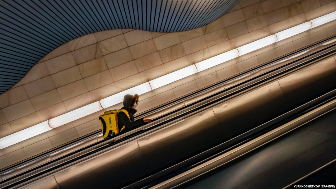A food delivery man goes up the escalator in a subway station in Moscow. (file photo)