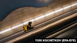 A food delivery man goes up the escalator in a subway station in Moscow. (file photo)