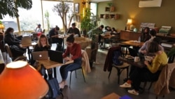 Tërë ditën pa rrymë: Kafenetë bëhen zyra pune