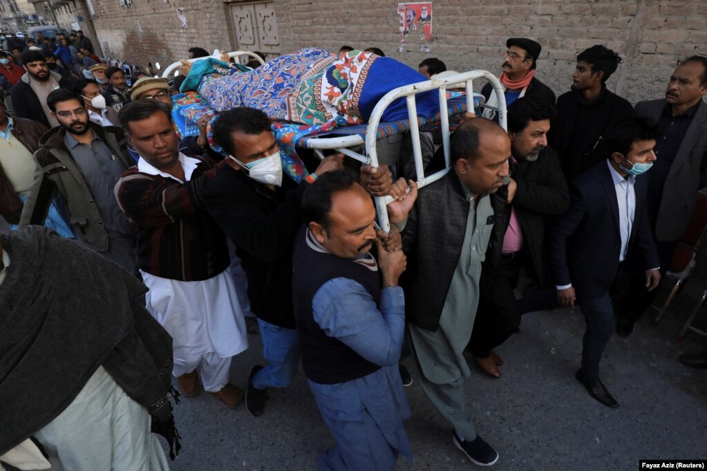 Disa burra duke bartur trupin e pajetë të priftit William Siraj, i cili, sipas policisë, u vra nga disa persona të armatosur të panjohur në Peshavar, Pakistan, më 30 janar.