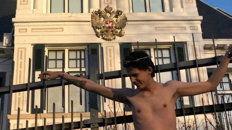 Политэмигрант «распял» себя на заборе посольства России в Гааге