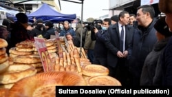 Президент Садыр Жапаров на Ошском рынке Бишкека. 8 февраля 2022 года