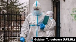 Медики в защитных костюмах в Бишкеке. Январь 2022 года. 