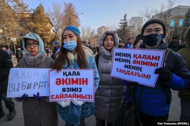 Участницы митинга против назначения акимом Алматы Ерболата Досаева. 5 февраля 2022 года