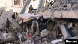 Potraga za preživjelima ispod porušenih kuća koje su pogođene u zračnim napadima predvođenih Saudijskom Arabijom u Sani, Jemen, 18. januar 2022.