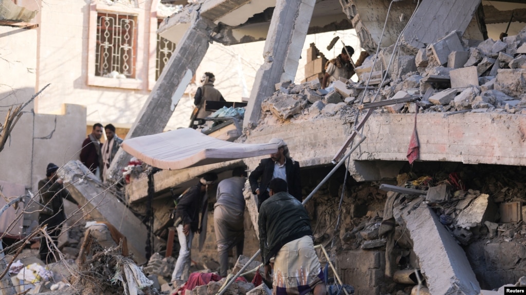 یک ساختمان ویران شده در صنعا، پایتخت یمن بر اثر بمباران ائتلاف به رهبری عربستان