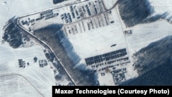 Fotografi e bërë në Rechitsa të Bjellorusisë ku janë vendosur trupa dhe makina ushtarake. Kjo fotografi është bërë nga Maxar Technologies më 4 shkurt 2022.
