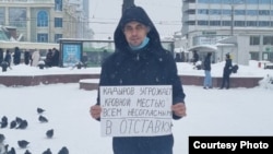 Ildar Nurmukhametov held a single-person picket in Kazan calling for the firing of Chechen leader Ramzan Kadyrov.