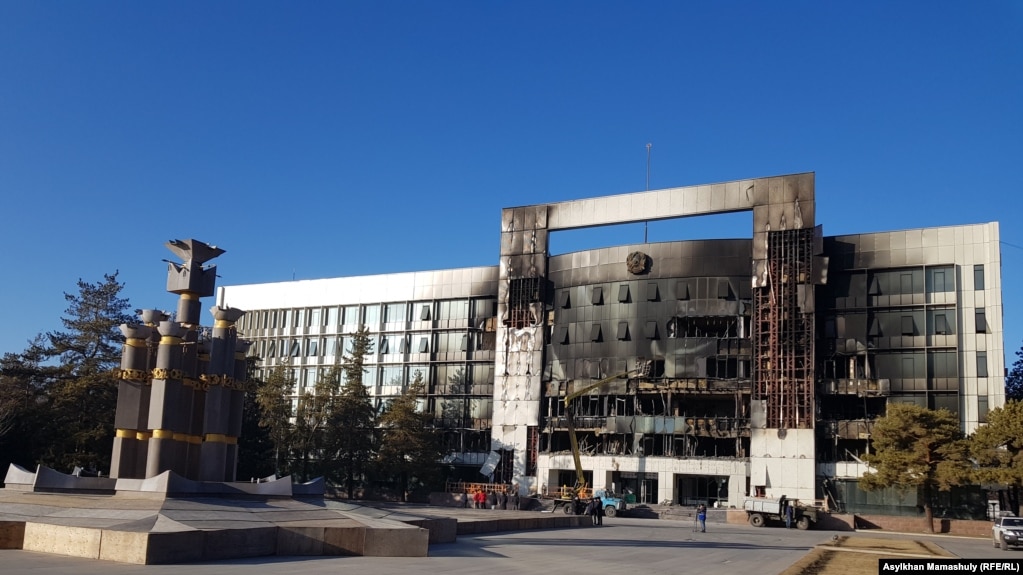 Сгоревшее здание акимата в городе Талдыкоргане. 12 января 2022 года