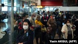 مسافران پرواز پگاسوس پس از برقراری اولین پرواز میان استانبول و ایروان در انتظار برای ورود به فرودگاه بین‌المللی ایروان