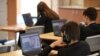 Gotovo 30 posto srednjoškolaca navodi da ne bi prijavili seksualno uznemiravanje na internetu, jer se brinu da bi za to okrivili - njih same (ilustrativna fotografija)