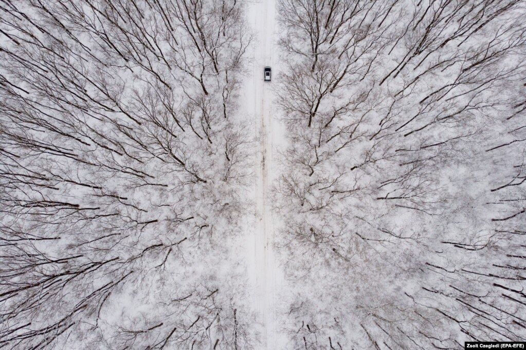 Një fotografi nga droni shfaq një veturë duke lëvizur nëpër një zonë të mbuluar nga bora, në Debrecen, Hungari, më 2 shkurt.
