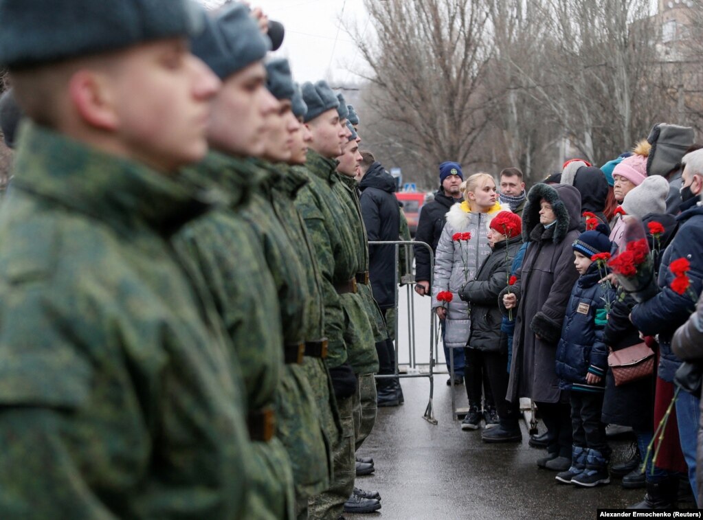 Banorët lokalë dhe kadetët e rajonit të Doneskut, që mbështeten nga Rusia, e që e quajnë veten Republika Popullore e Doneskut, morën pjesë në një ceremoni më 22 janar për të shënuar një sulm me granata që ndodhi shtatë vjet më parë.
