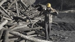 یک کارگر معدن در ایران