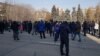 Алматыдагы митингге чогулгандар. 