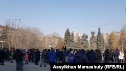Собравшиеся на площади у памятника Шокану Уалиханову в Алматы. 5 февраля 2022 года