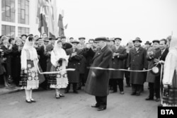 Бугарскиот комунистички лидер Тодор Живков официјално ја отвора рафинеријата во Бургас во 1963 година.