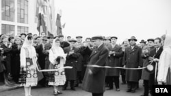 "Нашият народ изпраща 1963 г. с още една голяма трудова победа", казва Тодор Живков при откриването на рафинерията. Два месеца по-рано е открит металургичният комбинат в Кремиковци.