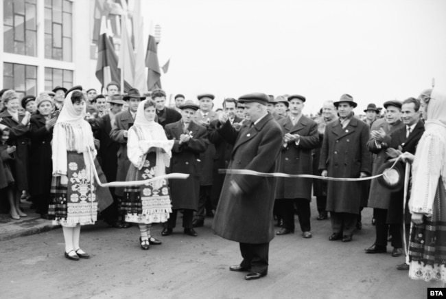 Lideri komunist bullgar, Todor Zhivkov gjatë ceremonisë hapëse të rafinerisë Burgas më 1963.