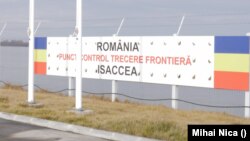 România are două zone de frontieră cu Ucraina, una în Est și una în Nord. Prin Est, singurul punct de trecere direct în Ucraina se face cu ajutorul bacului pe Dunăre, la Isaccea/Tulcea.