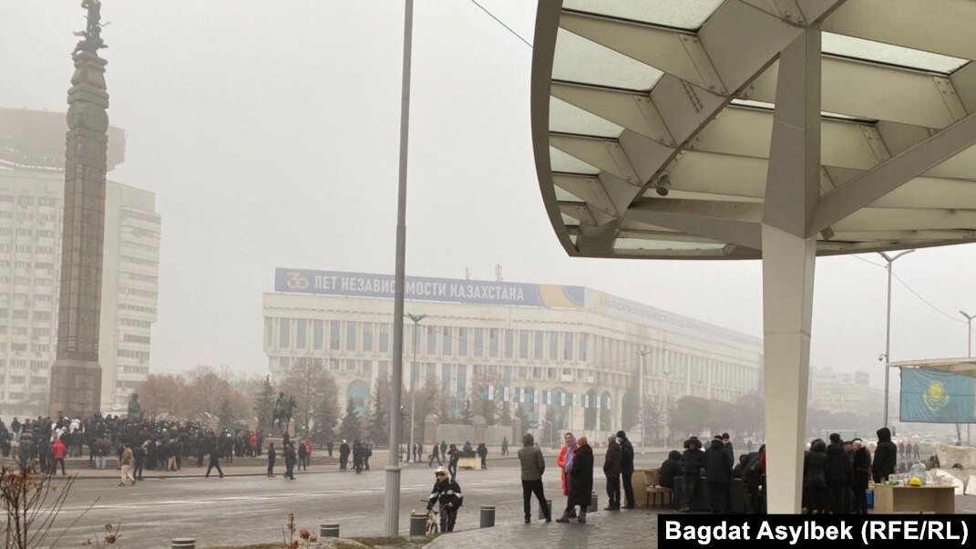 Голые дети в подъезде  