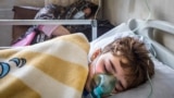 Ребенок с кислородной поддержкой в одной из больниц Ирана. "Омикрон" чаще приводит к госпитализации детей, так как многие из них, в отличие от взрослых, не получили вакцину от коронавируса