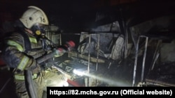 Сотрудник российского МЧС на пожаре, иллюстрационное архивное фото 