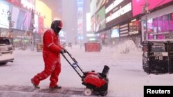 Radnik čisti sneg na Tajms skveru tokom oluje na Menhetnu, Njujork, SAD, 29. januara 2022.