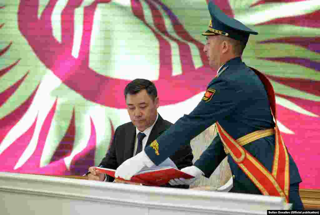 2021-жылы 11-апрелде референдумда кабыл алынган Конституцияга кол коюу. Бишкек, 5-май, 2021-жыл.