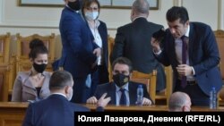 В петък Делян Пеевски влезе в пряк словесен сблъсък с премиера Кирил Петков и вицепремиера Асен Василев в Народното събрание. Пеевски обаче не излезе на трибуната. Снимка Юлия Лазарова, Дневник.бг