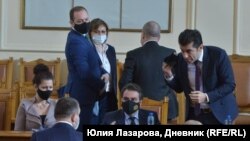 На 4 февруари в Народното събрание депутатът Делян Пеевски се скара с финансовия министър Асен Василев. 