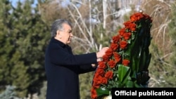 Второй президент Узбекистана Шавкат Мирзиёев на могиле первого главы государства Ислама Каримова. Самарканд, 30 января 2022 года