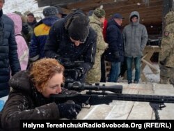 Чиновниця Львівської міськради вчиться стріляти