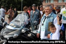 Один з учасників мотопробігу – голова Запорізької ОДА Віталій Боговін (праворуч) із сином