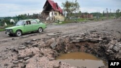 Воронка от снаряда в селе Семеновка неподалеку от г. Славянск, Июль 2014 года