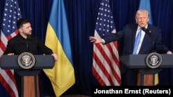 Президенти України і США відповідають на запитання журналістів у Маямі. Флорида, США, 28 грудня 2025 року 