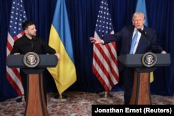 Президенты Украины и США Владимир Зеленский и Дональд Трамп во время пресс-конференции после их переговоров на обеде в поместье Трампа Mar-a-Lago в Палм-Бич. Штат Флорида, США, 28 декабря 2025 года