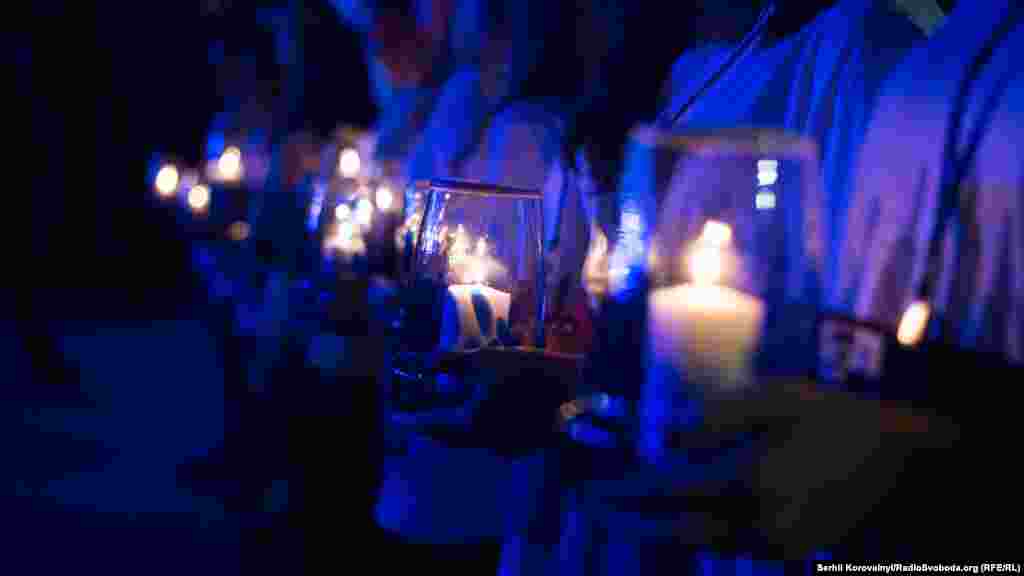 Свічки в руках у волонтерів через хвилину опиняться в руках лідерів держав
