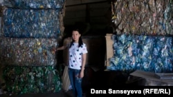 Қоқыс өңдейтін ТОО LS Astana зауытының директоры Сәуле Тәжібаева пластик қоқыстан жасалған "шикізатты" көрсетіп тұр.