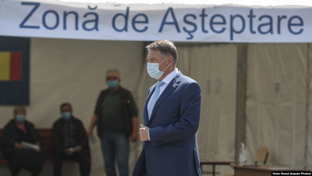 Consultările de la Cotroceni au loc într-o situație dramatică, numărul persoanelor care mor din cauza Covid crescând în fiecare zi. Peste o mie în ultimele patru zile. Imagine cu președintele Iohannis la un centru de vaccinare, aprilie 2021, Afumați
