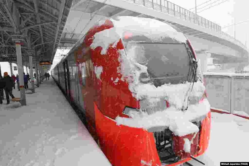 Поезд на станции &quot;Площадь Гагарина&quot; Московского центрального кольца во время снегопада