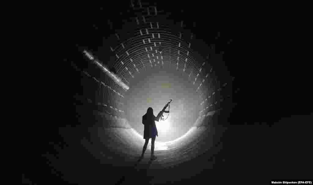 A visitor takes a tour of a nuclear defense bunker, 43 meters below Moscow. (epa-EFE/Maxim Shipenkov)