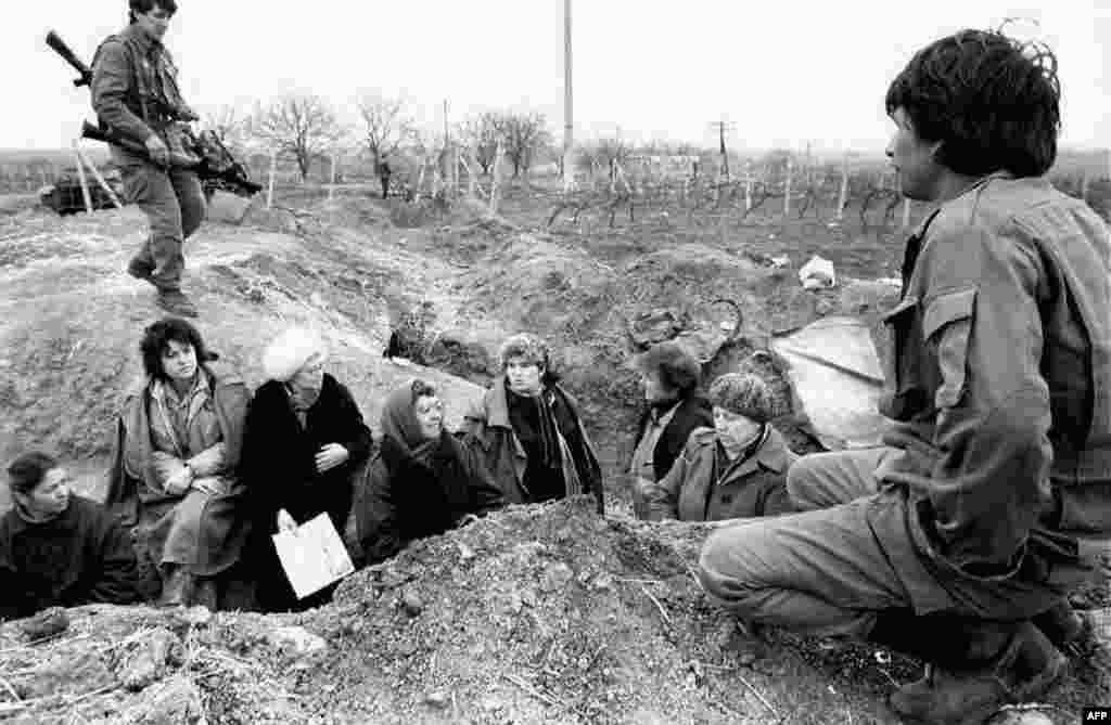 Femei din Tiraspol în tranşee la Coşniţa, cerând încetarea focului.&nbsp;24 aprilie 1992