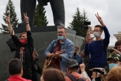 Протестующие поют песни в центре Новосибирска
