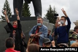 Протестующие поют песни в центре Новосибирска