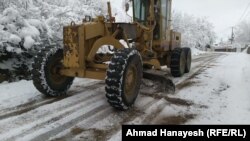 ولایت پنجشیر موتر مربوط به ریاست فواید عامه در حال پاک کاری سرک 