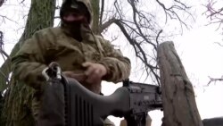 Frontvideók mutatják az intenzív kelet-ukrajnai összecsapásokat