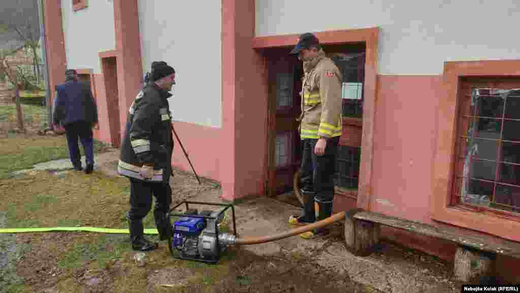 Largimi i ujit nga shtëpitë private në fshatin Fojnicë.