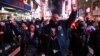 Хора участват в протест в Ню Йорк, САЩ, на 27 януари 2023 г., след като полицията публикува кадри с полицейско насилие по време на арест.